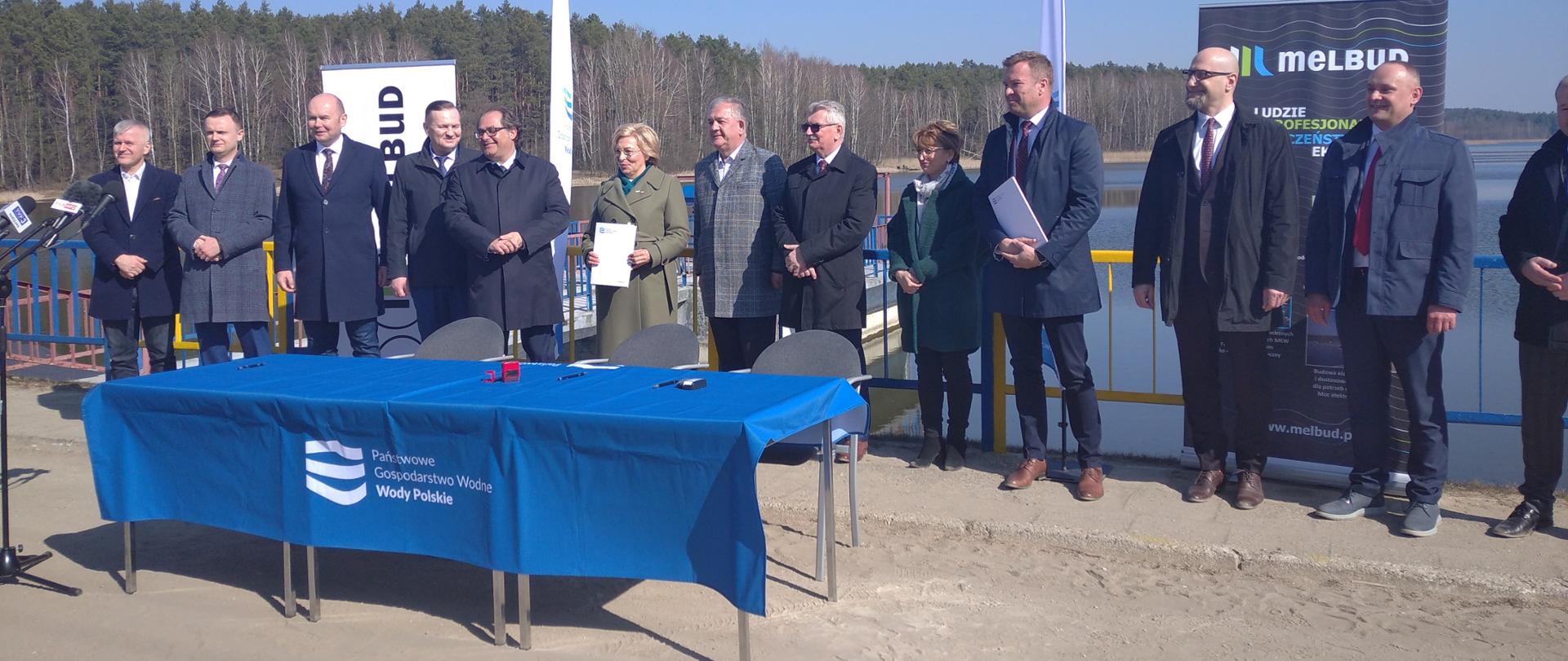 Na zdjęciu widać kobiety i mężczyzn