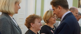 Wiceminister R. Romanowski odznacza nauczycieli