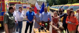 Ceremonia przekazania 25 ambulansów i artykułów niezbędnych dla ukraińskiej ludności cywilnej