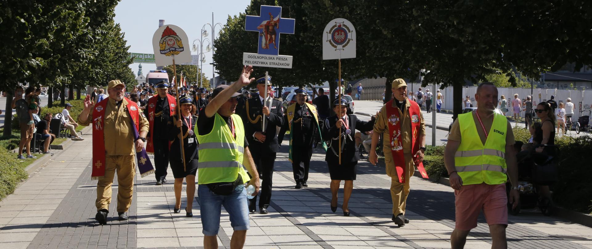 Pielgrzymi XVII ogólnopolskiej pieszej pielgrzymki strażaków na Alei NMP w Częstochowie