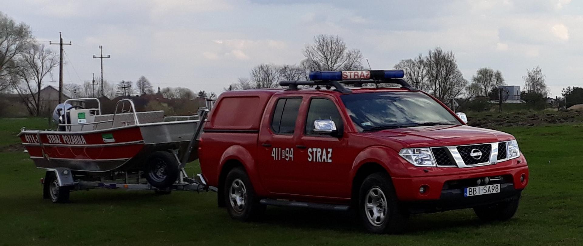Samochód strażacki biorący udział a akcji poszukiwań zaginionego mężczyzny w Brańsku. Do pojazdu doczepiona przyczepa z łodzią.