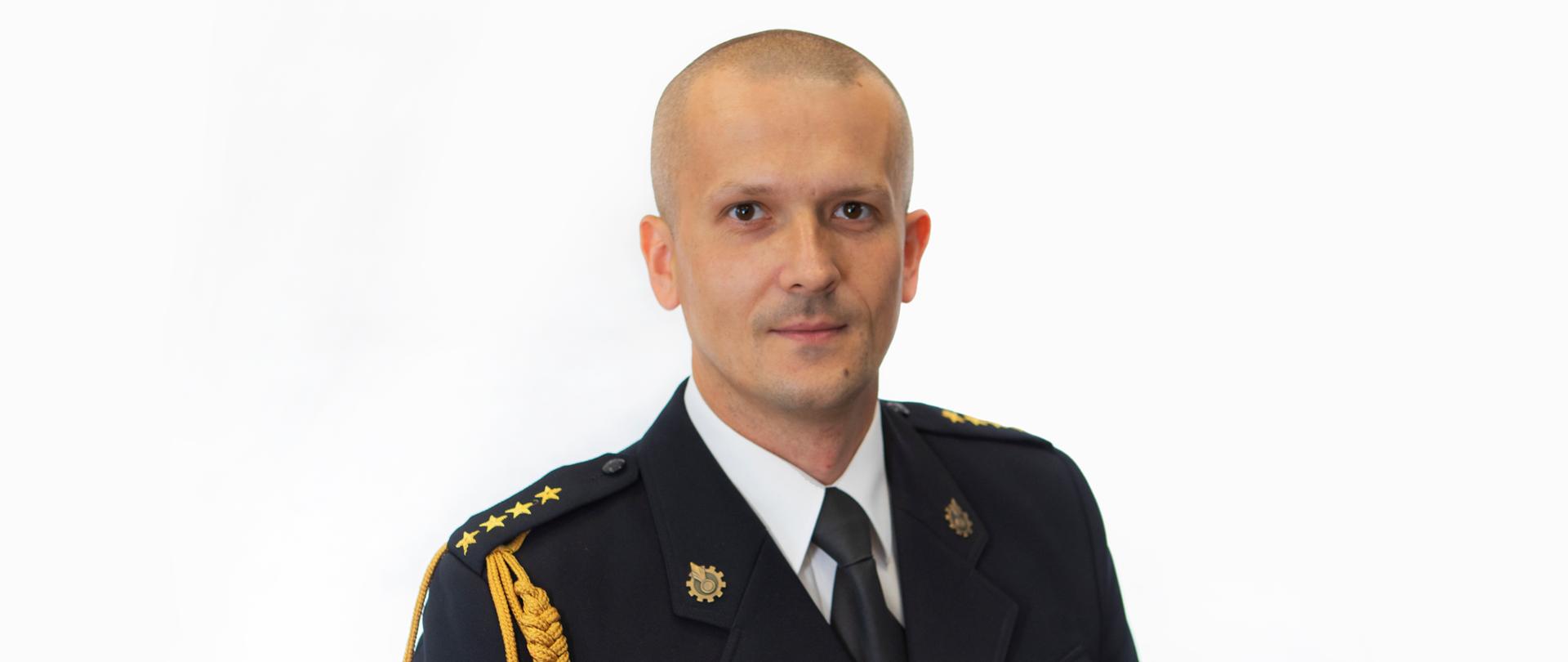 Zastępca Komendanta Powiatowego PSP w Lęborku st. kpt. Dawid Główczewski w mundurze wyjściowym