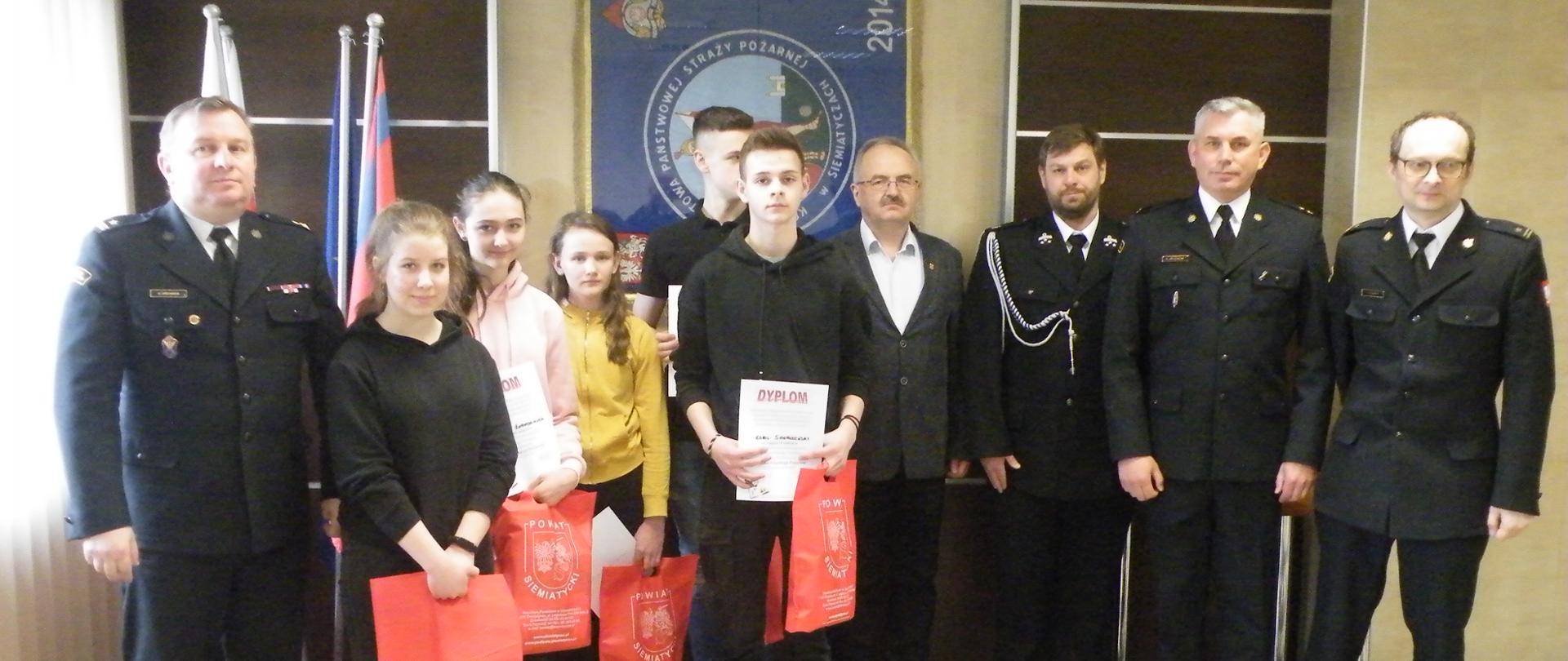 Zdjęcie grupowe- uczestnicy turnieju, strażacy, starosta 