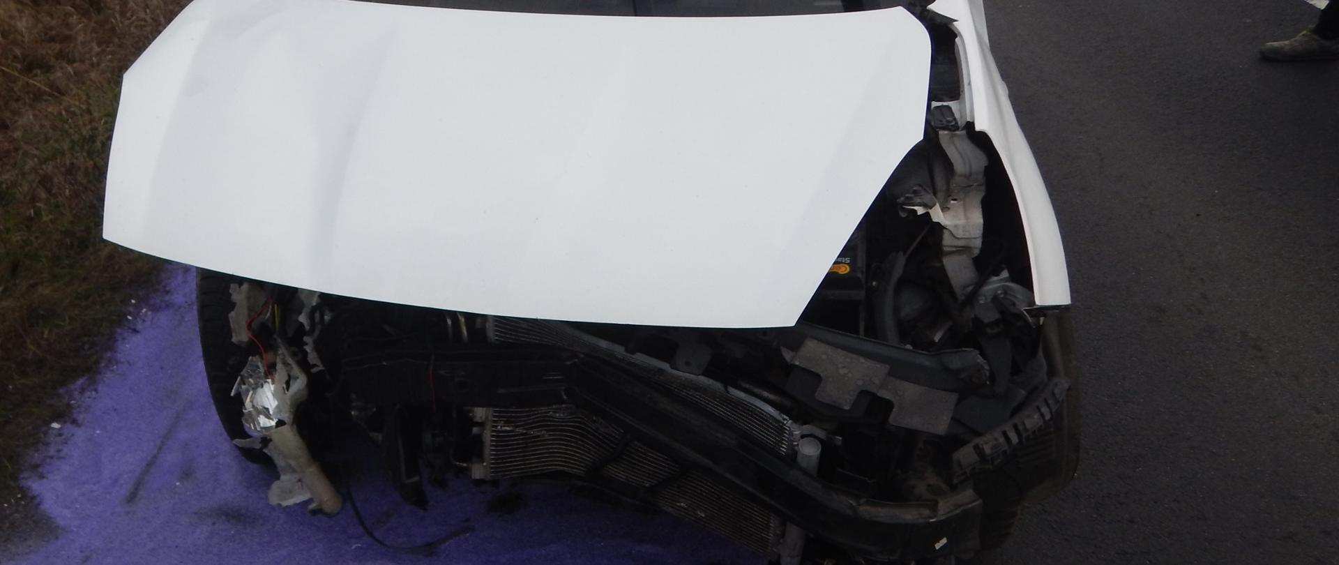 Zdjęcie przedstawia samochód osobowy po wypadku.