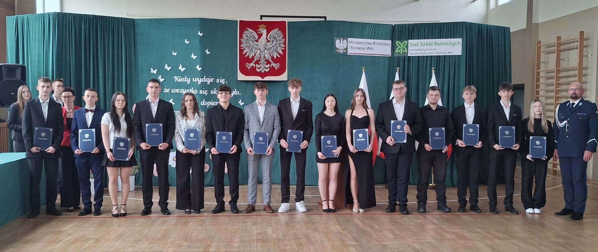 Wręczenie certyfikatów szkolenia kierunkowego przez Panią Dyrektor i pana Komendanta KPP w Zduńskiej Woli