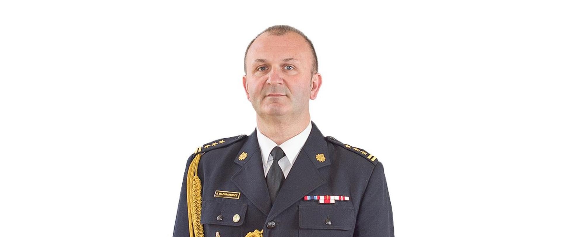 Na zdjęciu starszy brygadier Piotr MAZURKIEWICZ - Komendant Powiatowy PSP w Ostrzeszowie w mundurze galowym.