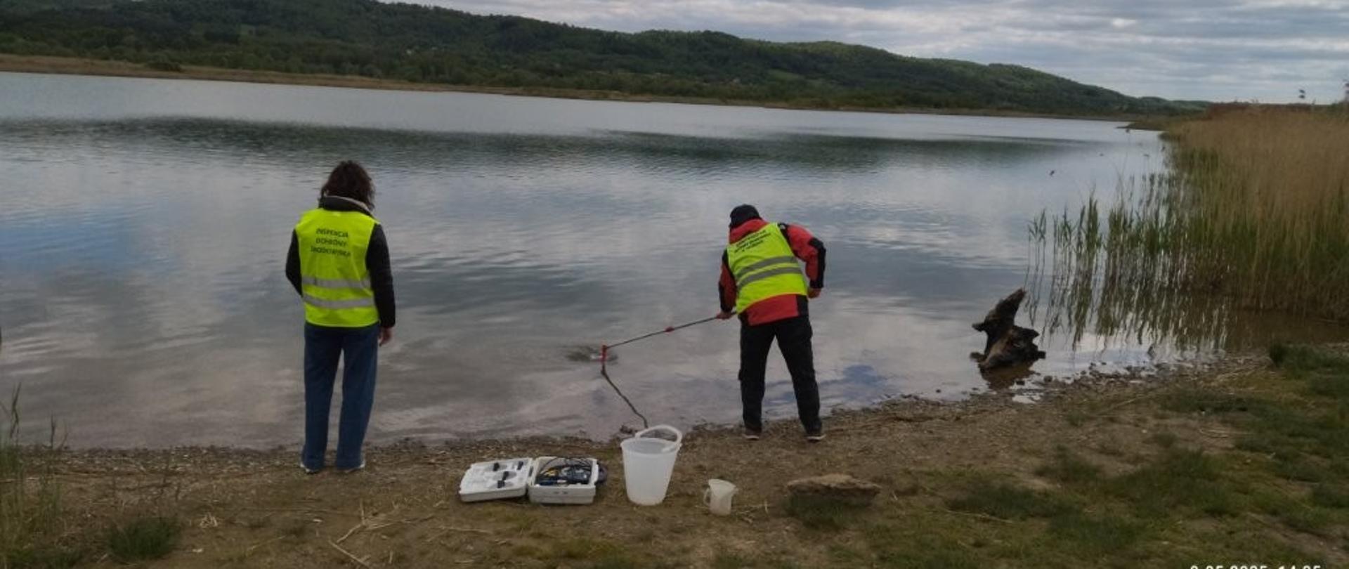 Inspektorzy WIOŚ w Rzeszowie przeprowadzają wizję lokalną i badania na Zbiorniku Strzegocice
