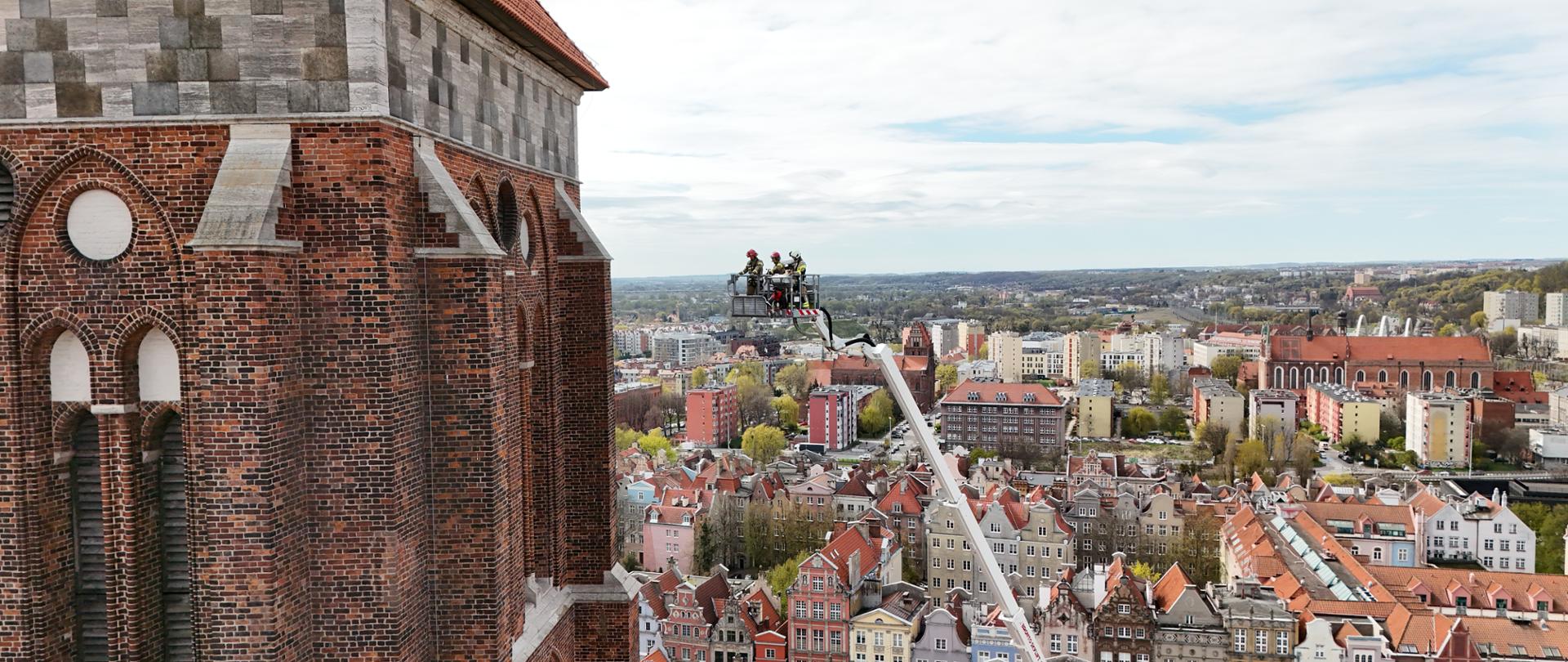  Strażacy w akcji w zabytkowej Bazylice Mariackiej