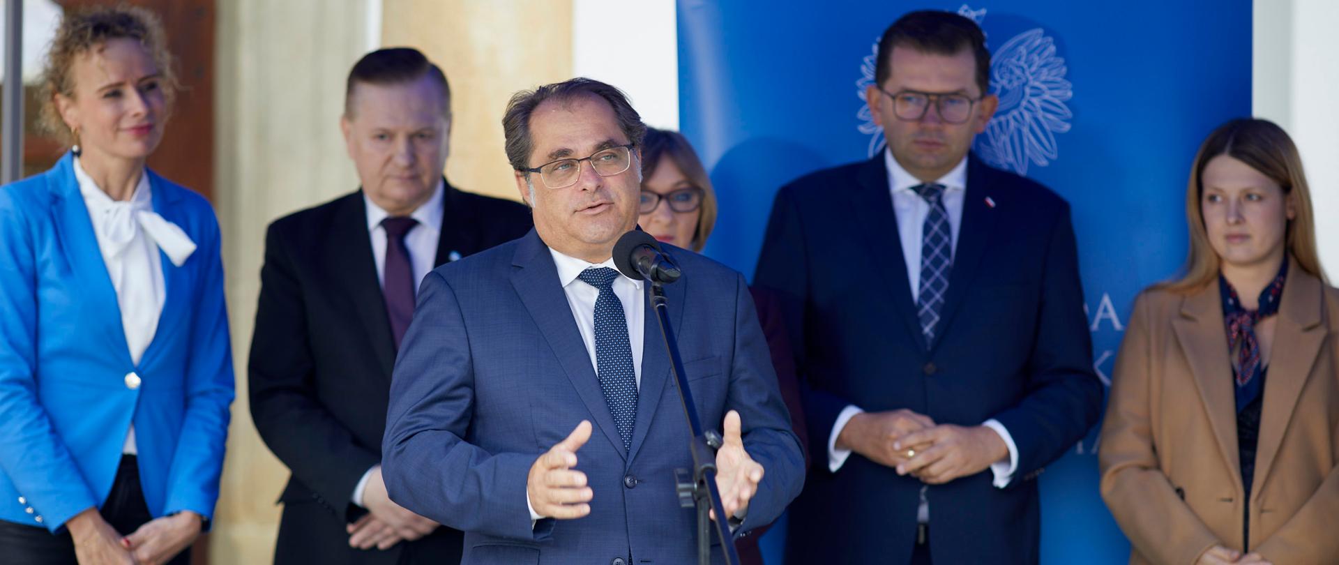 Wiceminister infrastruktury Marek Gróbarczyk w trakcie konferencji prasowej dotyczącej zabezpieczenia osuwiska w Grybowie