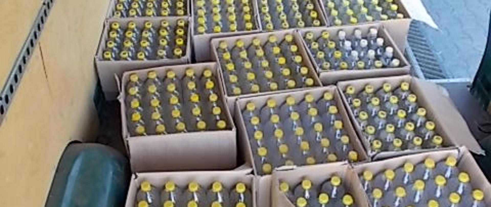 Pudła z butelkami z alkoholem wewnątrz samochodu dostawczego.