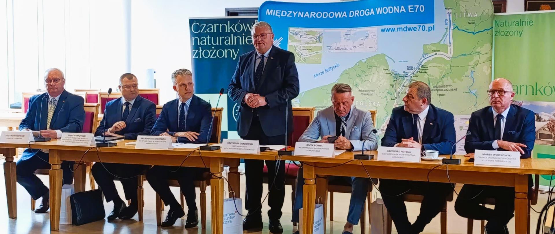 23 lipca 2026 r. w Urzędzie Miasta Czarnków odbyło się wydarzenie poświęcone prezentacji założeń programu rządowego określającego zadania modernizacyjne i utrzymaniowe na Międzynarodowej Drodze Wodnej E-70 oraz możliwości wykorzystania potencjału tego szlaku dla rozwoju żeglugi turystycznej, gospodarki wodnej i zrównoważonego transportu