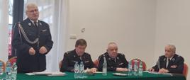 Strażacy z grodziskiej gminy wraz zaproszonymi gości w trakcie zjazdu gminnego . Przemawia dh Piotr Galiński. Po jego lewej stronie siedzą kolejno: komendant powiatowy PSP st. bryg. Krzysztof Tryniszewski, członek Zarządu Oddziału Wojewódzkiego ZOSP RP dh Mirosław Gajowniczek oraz komendant dh Tadeusz Kowalik