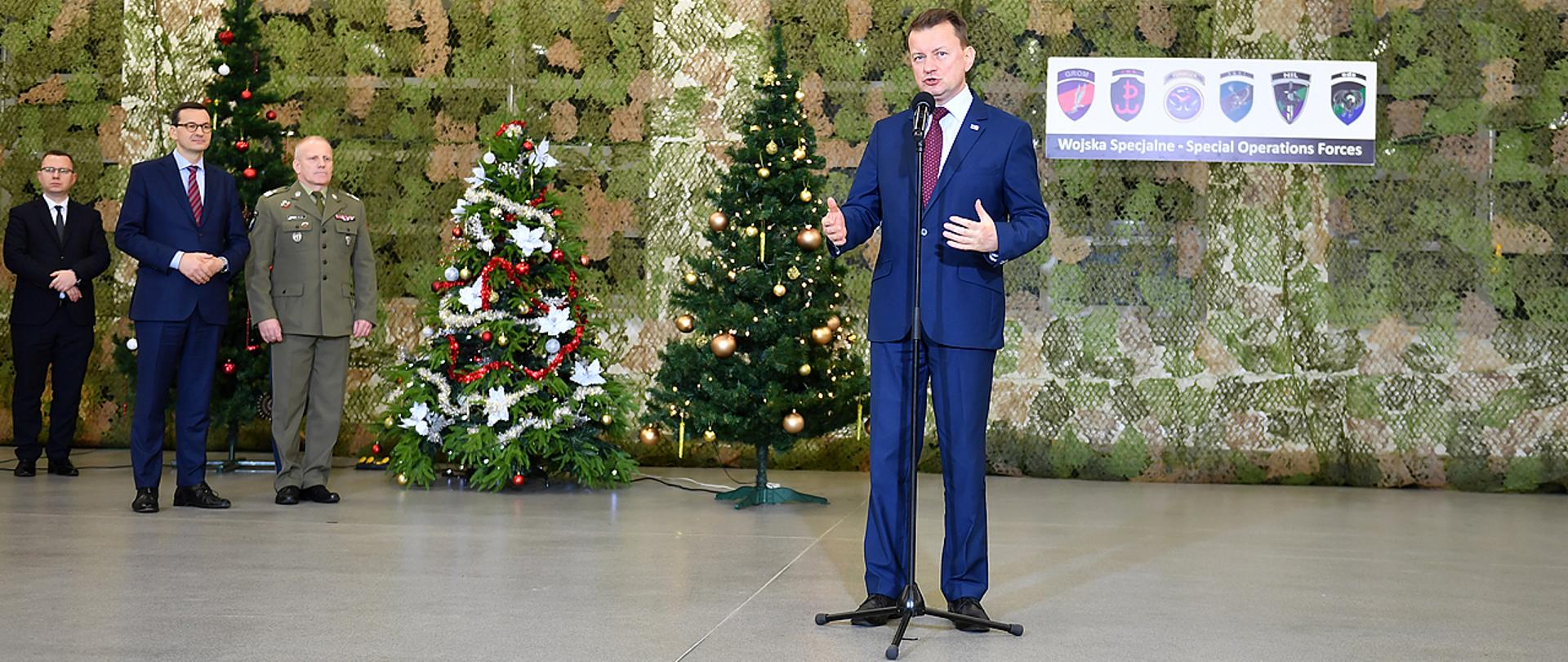 Minister Mariusz Błaszczak i premier Mateusz Morawiecki na spotkaniu z żołnierzami Wojsk Specjalnych.