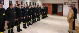 Zdjęcie przedstawia Zastępce Pomorskiego Komendanta Wojewódzkiego PSP, KomendantaPowiatowego PSP w Pruszczu Gdańskim oraz strażaków ochotników, którzy ukończyli szkolenie podstawowe strażaków ratowników Ochotniczych Straży Pożarnych
