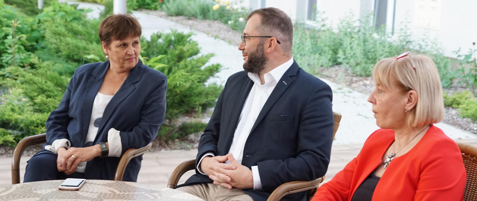 Minister Grzegorz Puda siedzący pomiędzy prezes Haliną Szymańską i wiceprezes Renata Mantur