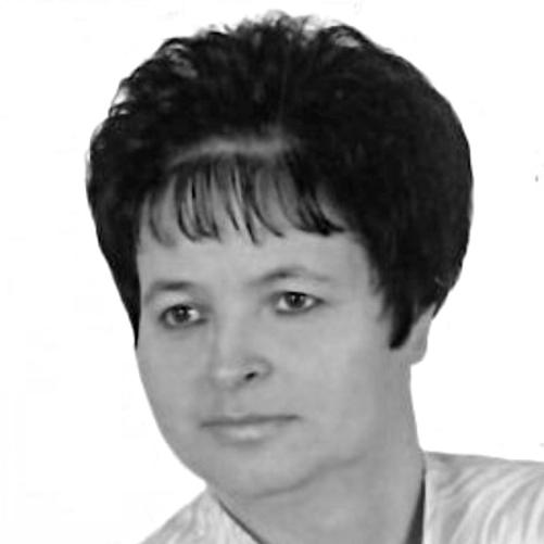 zdjęcie czarno białe kobiety w krótkich czarnych włosach i białej koszuli