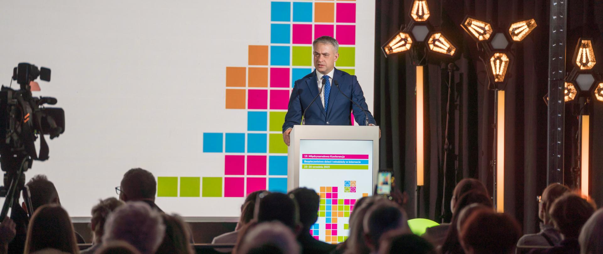 2025-09-23 - Premier Krzysztof Gawkowski na międzynarodowej konferencji bezpieczenstwo dzieci 