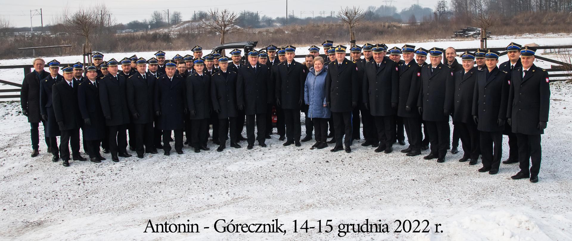 zdjęcie grupowe strażaków, w plenerze zimowym
