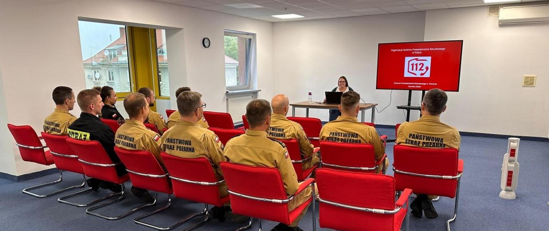 Przedstawiciel CPR omawia funkcjonowanie CPR Poznań funkcjonariuszom SKKM