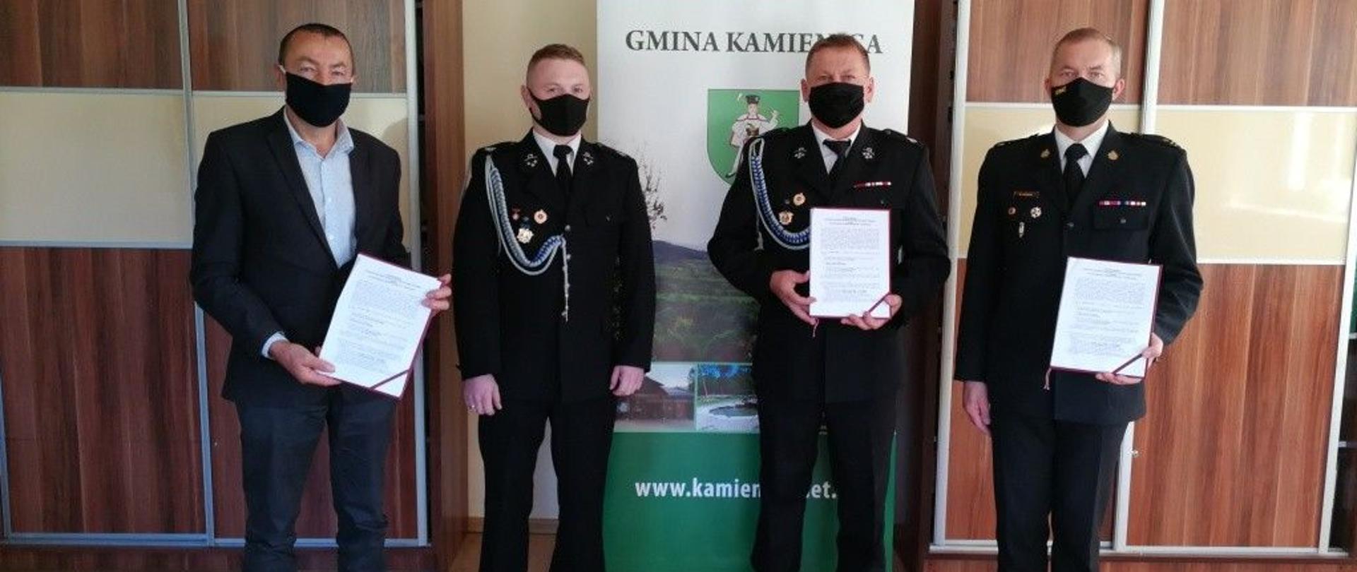 Komendant Powiatowy PSP w Limanowej w asyście Wójta Gminy Kamienica i członków Zarządu OSP przekazuje akt włączenia do KSRFG