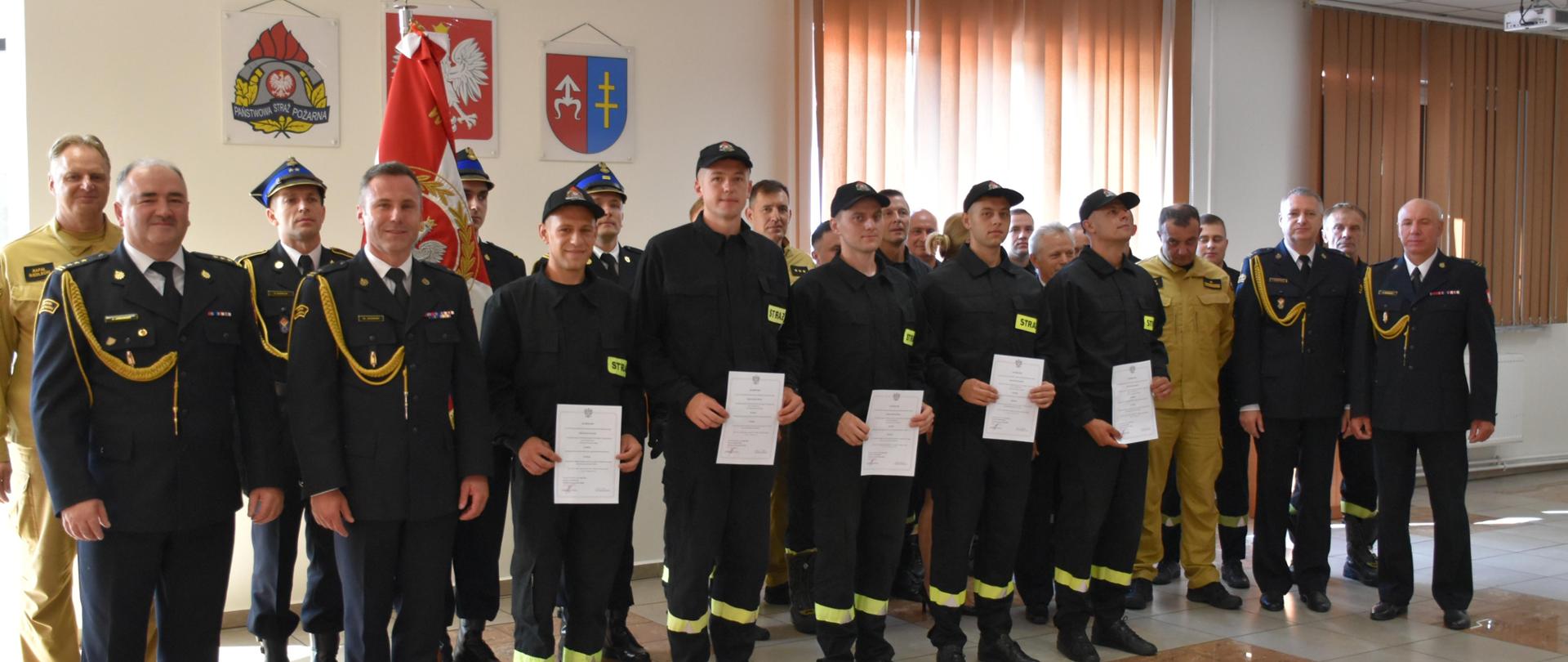 Wspólne zdjęcie grupowe po zakończonej uroczystości ślubowania na strażaków PSP.