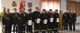 Wspólne zdjęcie grupowe po zakończonej uroczystości ślubowania na strażaków PSP.
