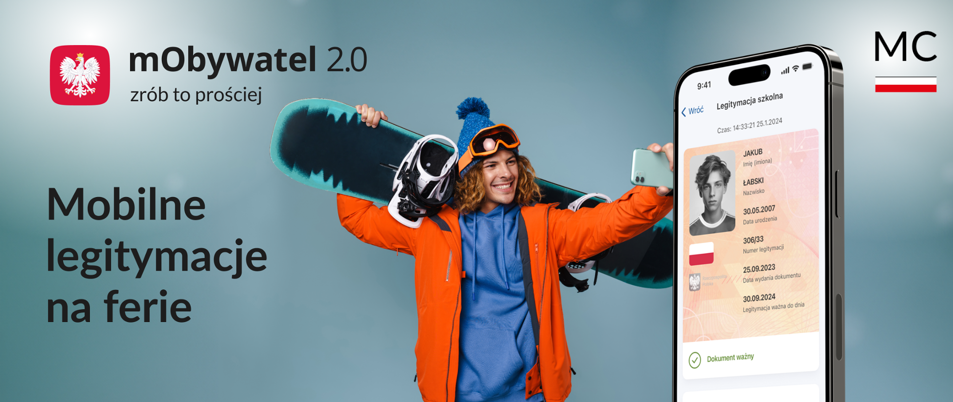 Mobilne legitymacje na ferie, loga: mObywatel 2.0 - zrób to prościej, Ministerstwo Cyfryzacji. Młody człowiek ze snowboardem robi selfie, ekran smartfona z legitymacją szkolną na ekranie.