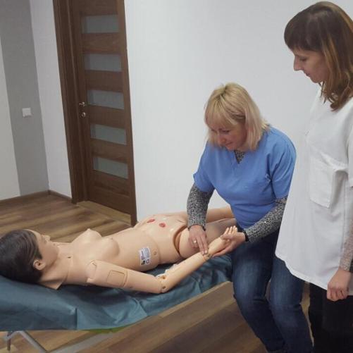 trwa szkolenie w zakresie opieki paliatywnej. w roli pacjenta manekin