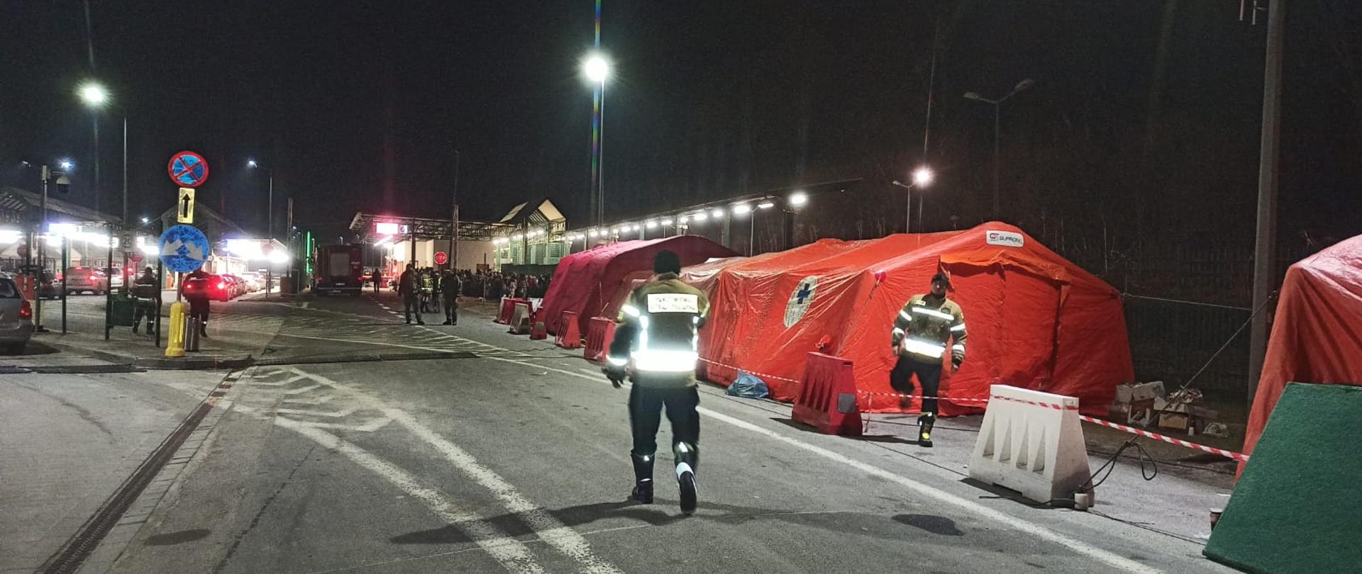 Przygotowanie namiotów dla uchodźców przekraczających granicę 