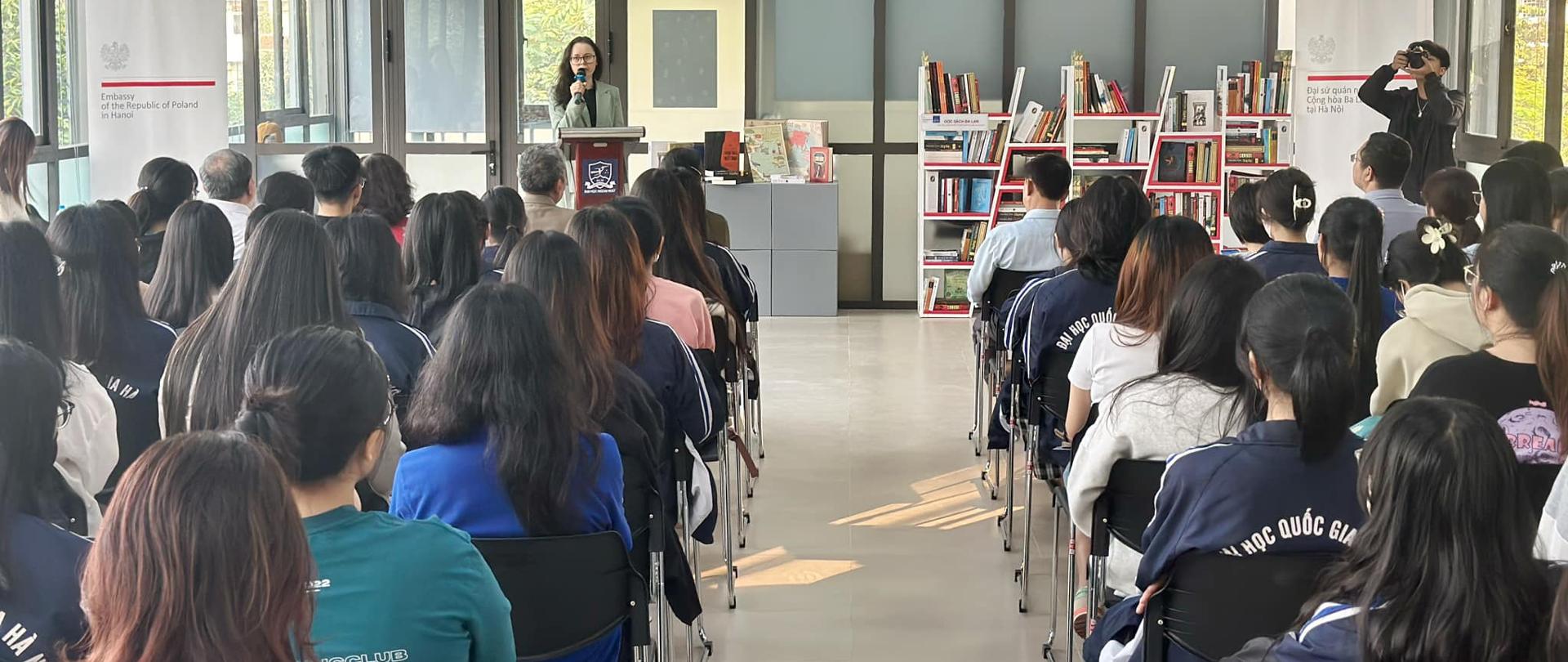 Góc sách thứ ba (ảnh: Đại sứ quán Cộng hòa Ba Lan tại Hà Nội)