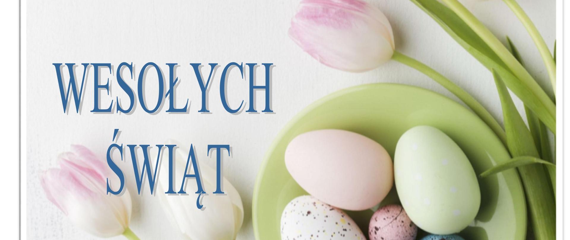 Plakat na szarym tle napis WESOŁYCH ŚWIĄT, po lewej stronie białe i różowe tulipany oraz kolorowe pisanki na talerzyku.