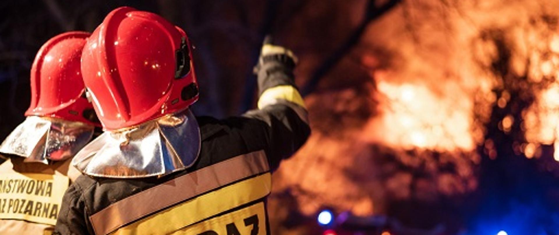 Strażacy PSP przy akcji gaszenia składowiska opon.