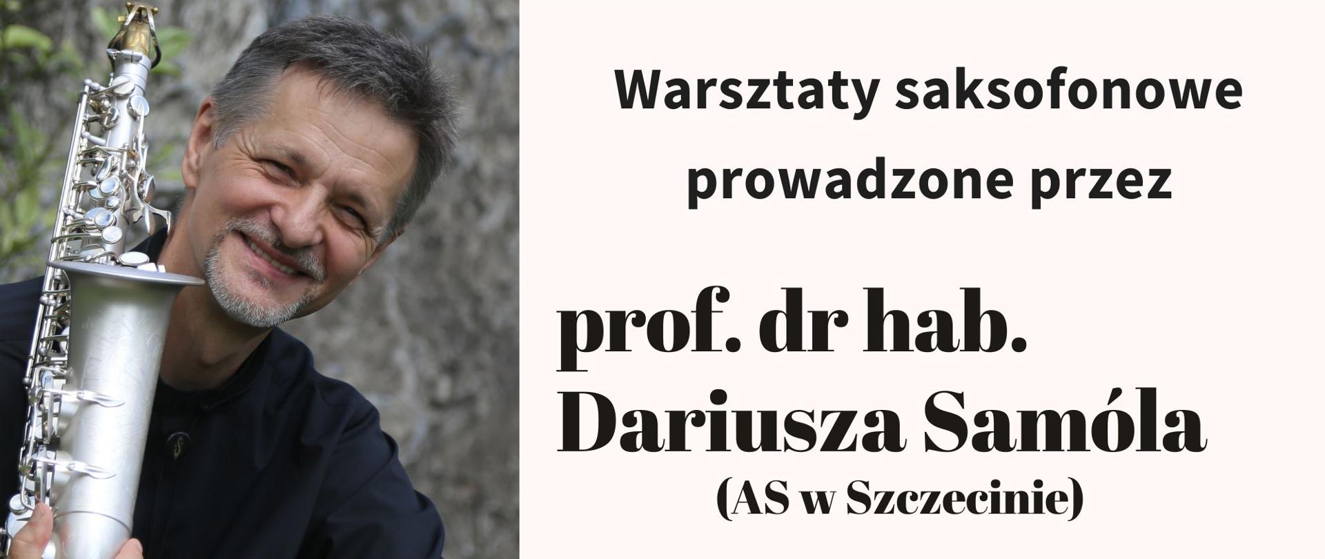 Plakat promujący warsztaty saksofonowe w Państwowej Szkole Muzycznej I stopnia im. J.S. Bacha w Grajewie. Po lewej stronie zdjęcie uśmiechniętego mężczyzny trzymającego saksofon. Po prawej tekst informacyjny: warsztaty prowadzone przez prof. dr hab. Dariusza Samóla (Akademia Sztuki w Szczecinie). 