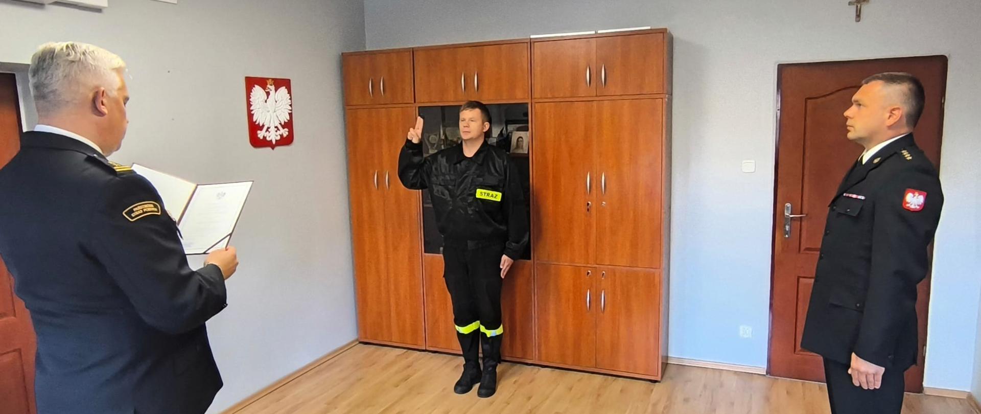 Ślubowanie nowego strażaka