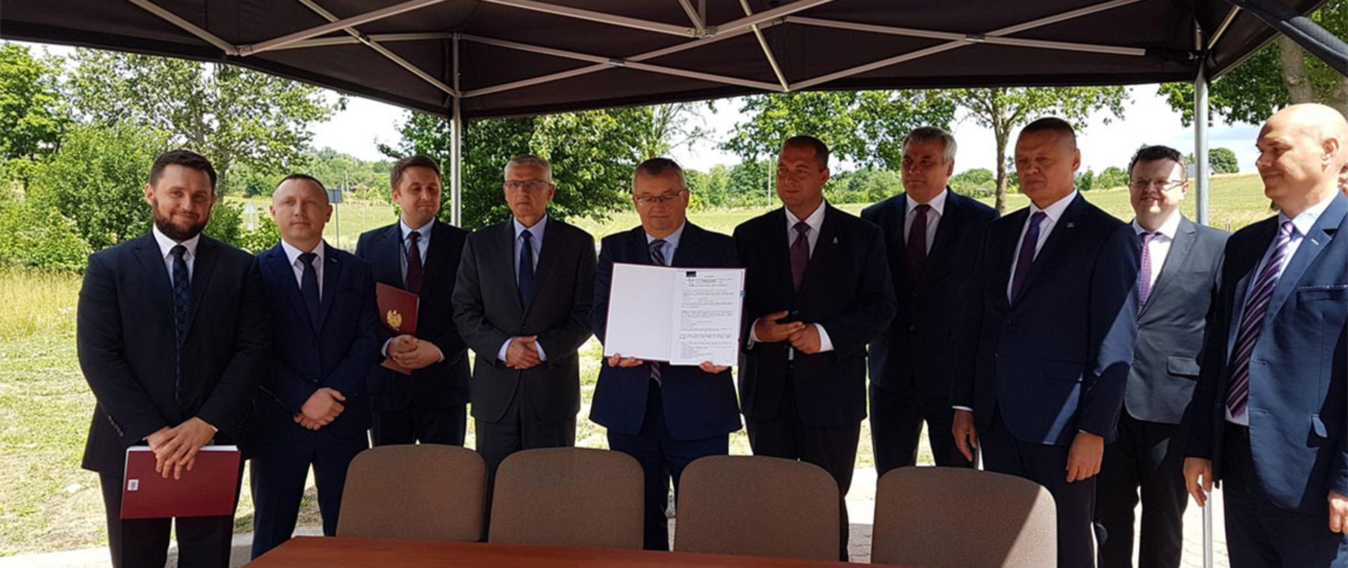 Minister Andrzej Adamczyk w czasie podpisania umowy na S61 Wysokie - Raczki