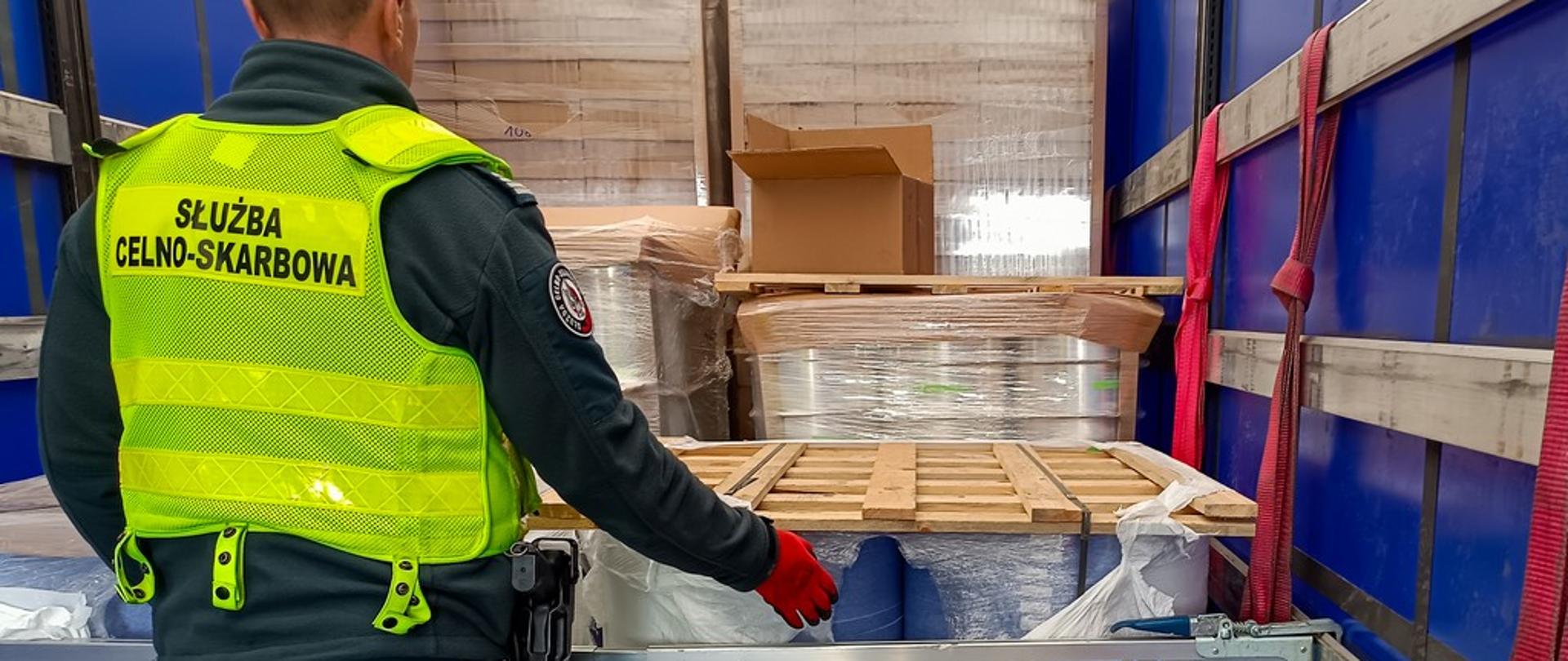 Funkcjonariusz wewnątrz naczepy