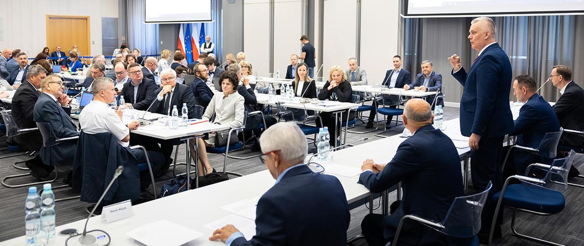 Na zdjęciu widać przemawiającego ministra Tomasza Siemoniaka w trakcie posiedzenia KWRiST 