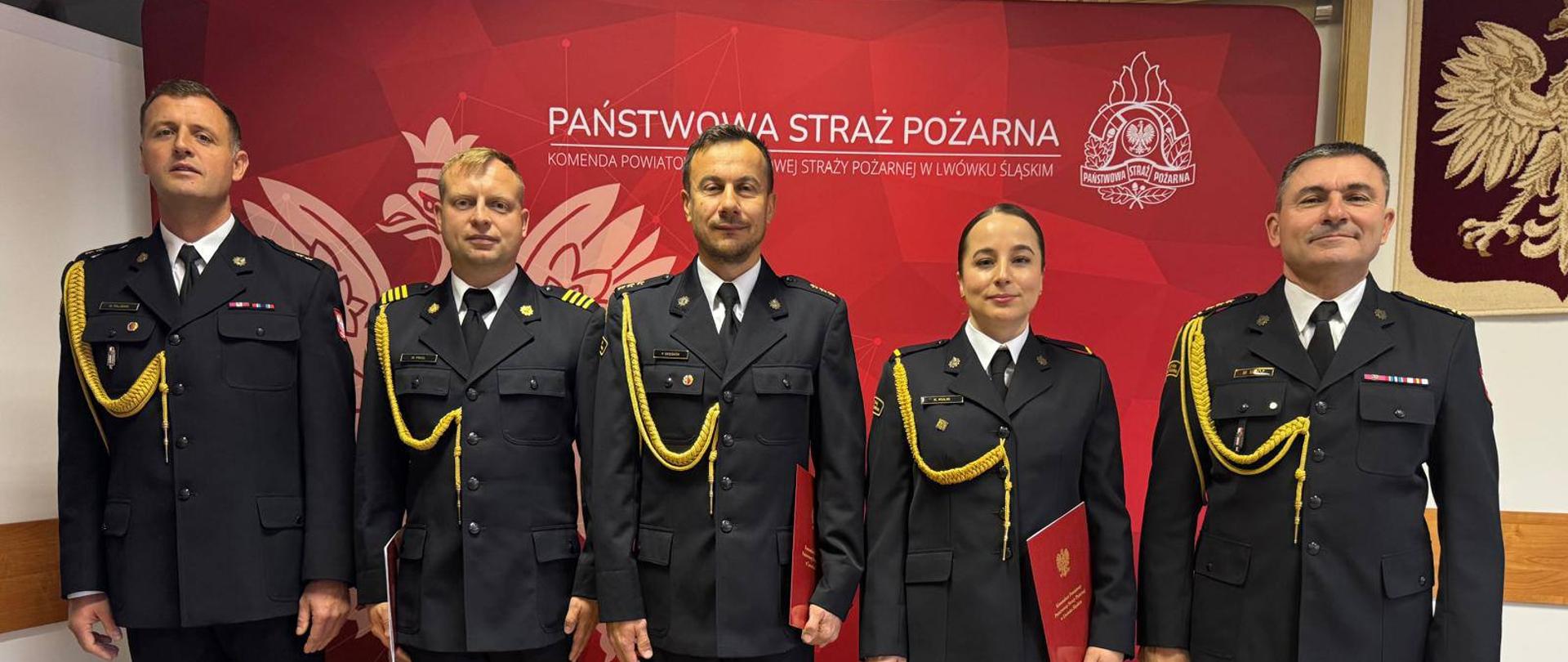 Zdjęcie grupowe funkcjonariuszy KP PSP w Lwówku Śląskim po uroczystej zbiórce.