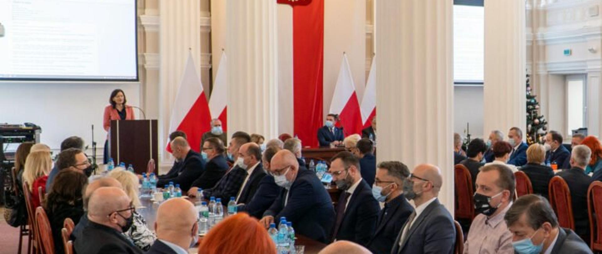 Wojewoda podkarpacki Ewa Leniart przemawia do audytorium podczas uroczystej sesji Rady Powiatu Rzeszowskiego w sali kolumnowej Podkarpackiego Urzędu Wojewódzkiego w Rzeszowie