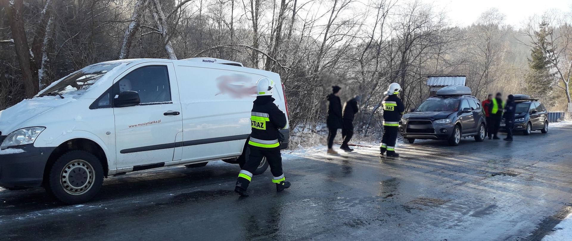 Trzy samochody uczestniczce w zdarzeniu