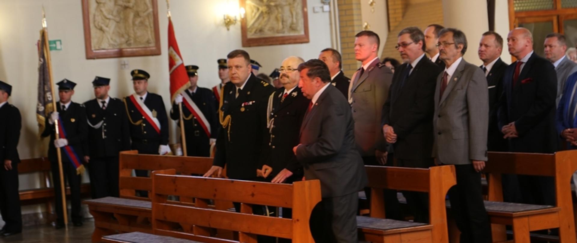 Zdjęcie przedstawia mszę z okazji Powiatowych Obchodów Dnia Strażaka