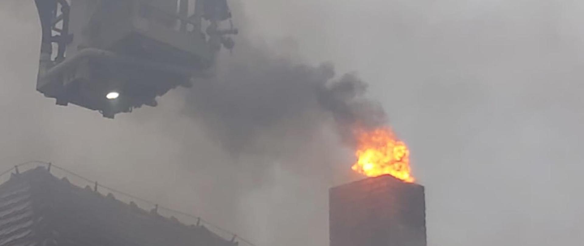 Ogień wydobywa się z komina