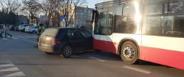 Samochód osobowy oraz autobus po zderzeniu