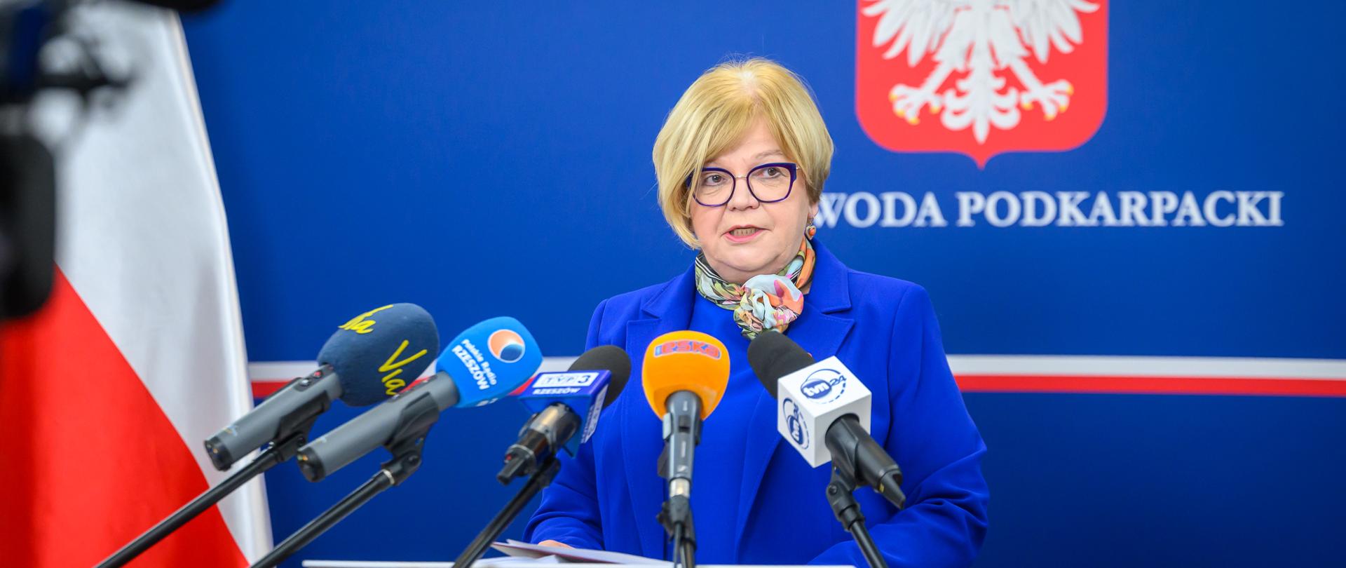 Zjecie przedstawia wojewodę podkarpackiego Teresę Kubas-Hul podczas konferencji prasowej