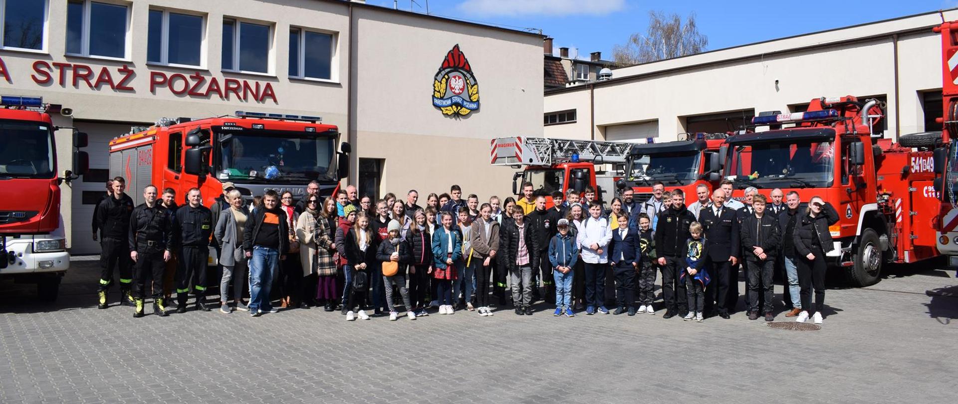 Uczestnicy turnieju przed wozami bojowymi na placu KP PSP Tczew.