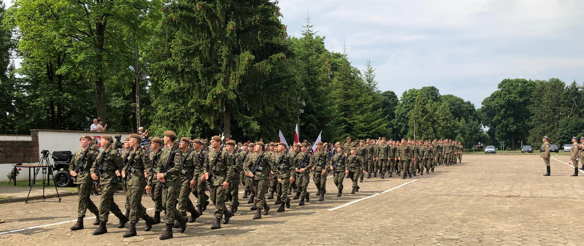 Na zdjęciu widoczni są żołnierze ubrani w mundury wojskowe.