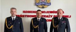 od prawej w mundurach galowych Zachodniopomorski Komendant Wojewódzki PSP, nowo powołany Komendant
Powiatowy w Stargardzie, Komendant Miejski PSP w Szczecinie na tle ściany z logo PSP i napisem Komenda Wojewódzka Państwowej Straży Pożarnej w Szczecinie