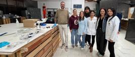 El Prof. Miłosz Giersz visita un laboratorio arqueológico de la Universidad de Caldas