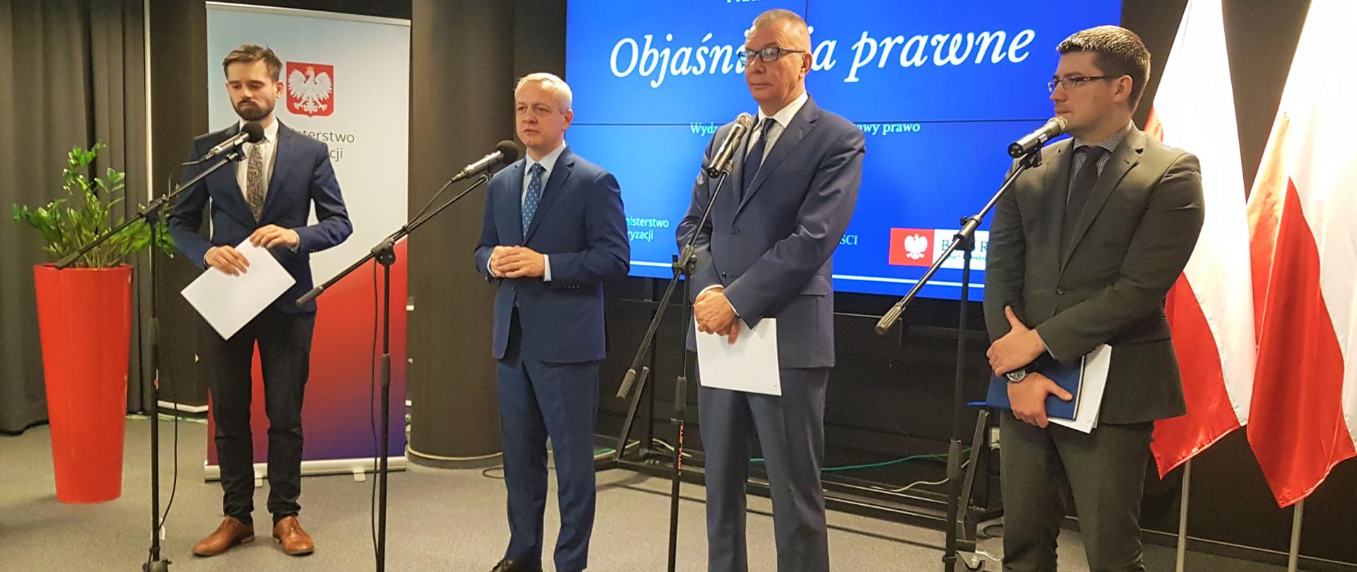 Od lewej stoją: dr Maciej Kawecki - dyrektor Departamentu Zarządzania Danymi MC, Marek Zagórski - minister cyfryzacji, Adam Abramowicz - rzecznik Małych i Średnich Przedsiębiorców, Mariusz Haładyj - podsekretarz stanu w Ministerstwie Przedsiębiorczości i Technologii.