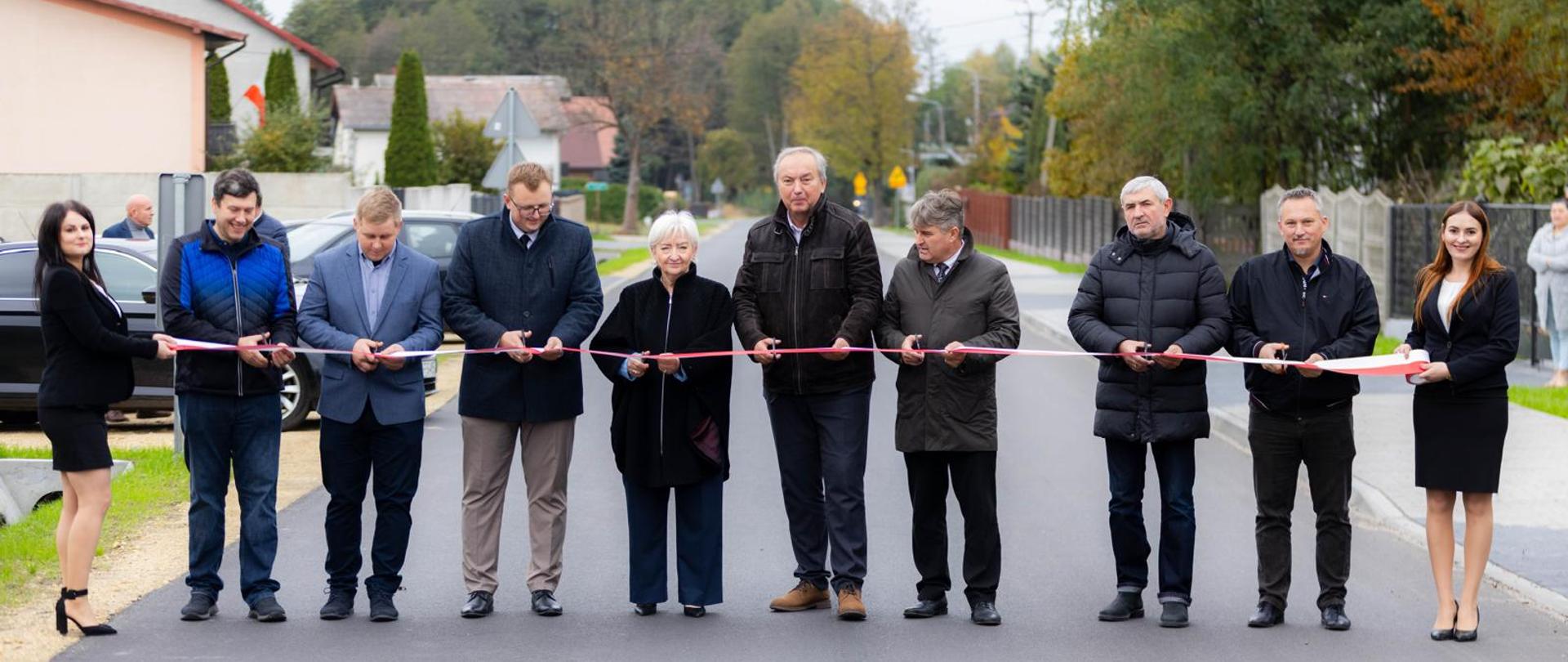 Wojewoda łódzki Dorota Ryl podczas uroczystego otwarcia drogi powiatowej w Chorzewie 